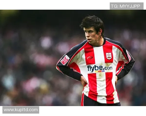 足球巨星逆袭之路:从青涩小将到全球瞩目传奇瞬间